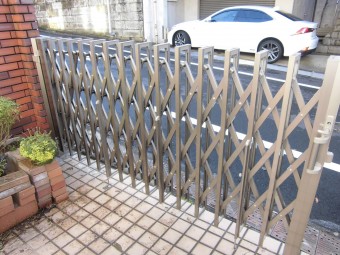 フェンスゲートと間仕切りブロック壁をフェンスへ取付 フェンスゲートと間仕切りブロック壁をフェンスへ取付